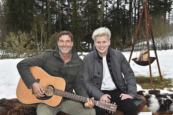 Thomas Witzany (Gastgeber), Thorsteinn Einarsson (Musiker)Foto: (c) BrauerPhotos für Hummelwiese